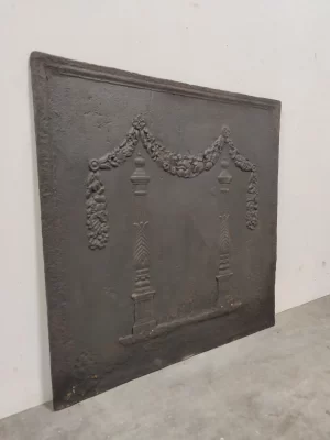 Antike Kaminplatte / Rückwand "Zwei Säulen unter drapiertem Lorbeerkranz"