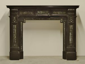 Holländischer Kaminsims aus schwarzem Marmor mit grünen Details