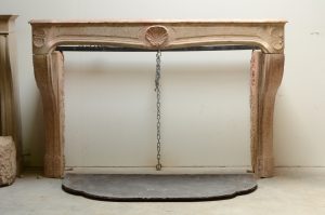 Mit Muscheln verzierter antiker Kamin