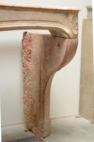 Mit Muscheln verzierter antiker Kamin