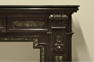 Holländischer Kaminsims aus schwarzem Marmor mit grünen Details