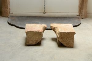 Mit Muscheln verzierter antiker Kamin