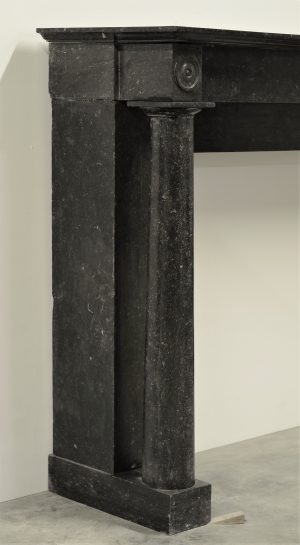 Antiker Kaminsims im Empire-Stil