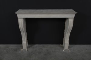 Antiker Kalkstein-Kamin