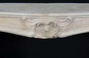 Antiker französischer Kalkstein-Kaminsims