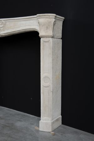 Antiker französischer Kalkstein-Kaminsims