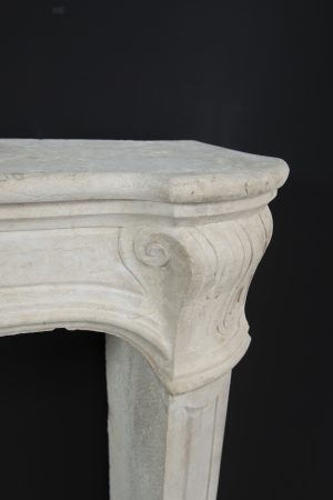 Antiker französischer Kalkstein-Kaminsims