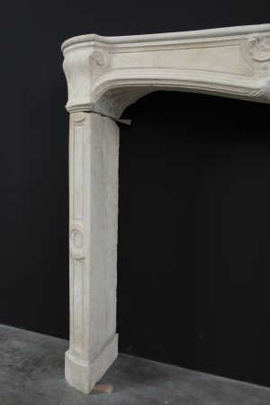 Antiker französischer Kalkstein-Kaminsims