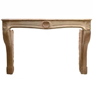 Mit Muscheln verzierter antiker Kamin