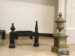 Hervorragendes Set antiker Kaminböcke / Feuerböcke im Louis XVI-Stil