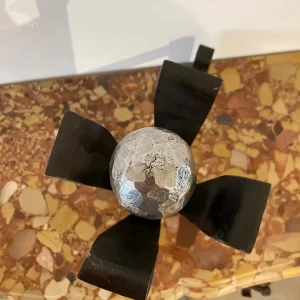 Stilvolles Paar moderner Kaminböcke / Feuerböcke aus der Jahrhundertmitte.