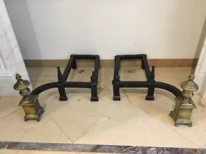 Hervorragendes Set antiker Kaminböcke / Feuerböcke im Louis XVI-Stil