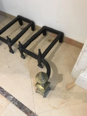 Hervorragendes Set antiker Kaminböcke / Feuerböcke im Louis XVI-Stil