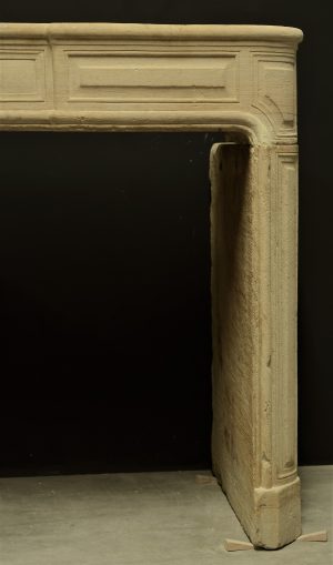 Antiker Sandstein-Kaminsims