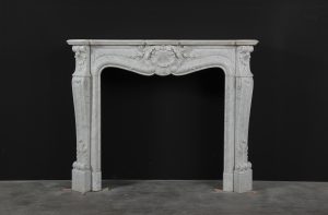 Antiker Kamin aus weißem Marmor
