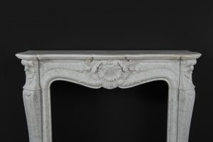 Antiker Kamin aus weißem Marmor