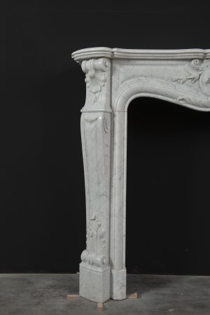 Antiker Kamin aus weißem Marmor