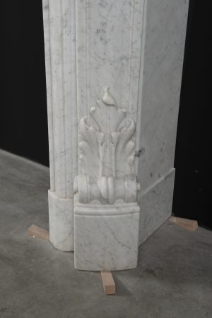 Antiker Kamin aus weißem Marmor