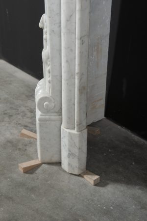 Antiker Kamin aus weißem Marmor