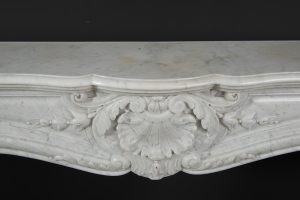 Antiker Kamin aus weißem Marmor