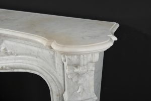 Antiker Kamin aus weißem Marmor