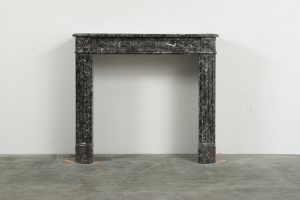 Zierlicher Louis XVI-Kamin