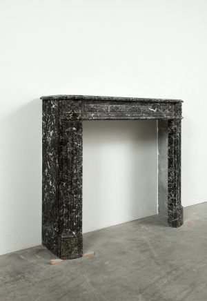 Zierlicher Louis XVI-Kamin