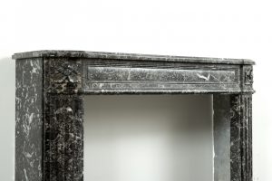 Zierlicher Louis XVI-Kamin