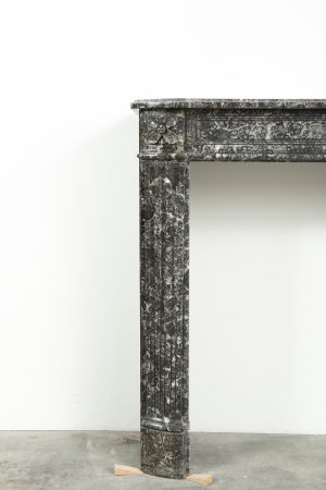 Zierlicher Louis XVI-Kamin