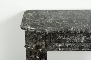 Zierlicher Louis XVI-Kamin