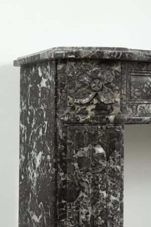 Zierlicher Louis XVI-Kamin