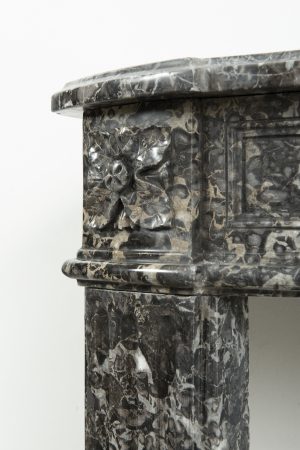 Zierlicher Louis XVI-Kamin