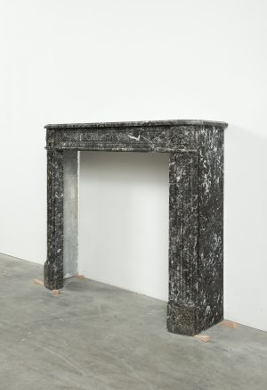 Zierlicher Louis XVI-Kamin