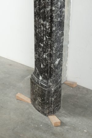 Zierlicher Louis XVI-Kamin