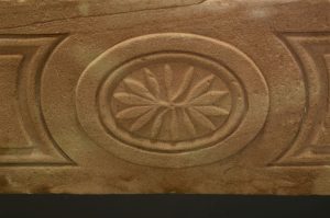 Antiker französischer Kamin aus Sandstein