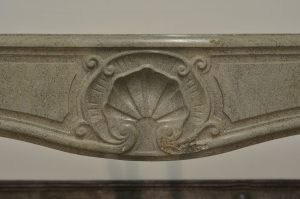 Grauer Louis XV-Kamin