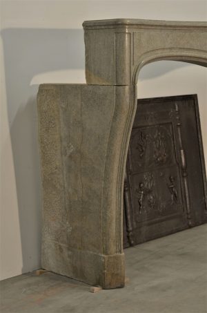 Grauer Louis XV-Kamin