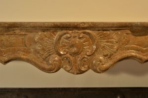 Eleganter Kamin aus dem 18. Jahrhundert