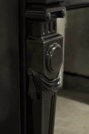 Kaminsims aus schwarzem Marmor