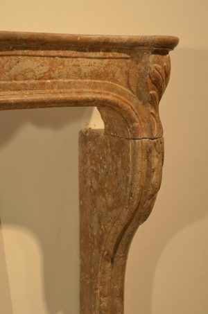 Eleganter Kamin aus dem 18. Jahrhundert