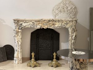 Markanter Kamin aus Breche-Marmor