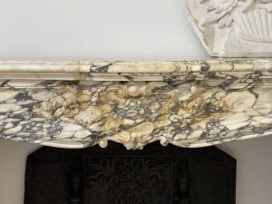 Antiker Louis XV-Kaminsims aus markantem Breche-Marmor