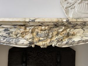 Antiker Louis XV-Kaminsims aus markantem Breche-Marmor