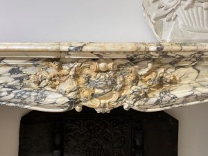 Markanter Kamin aus Breche-Marmor