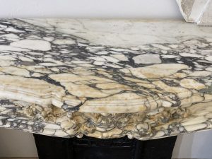 Antiker Louis XV-Kaminsims aus markantem Breche-Marmor