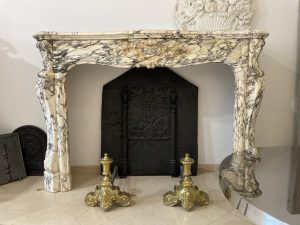 Markanter Kamin aus Breche-Marmor