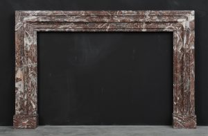 Roter Bolection-Marmor-Kamin