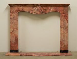 Reizender italienischer Kaminsims