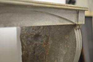 Antiker Kaminsims aus grauem Kalkstein