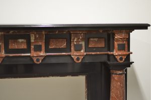 Kaminsims aus schwarzem Marmor